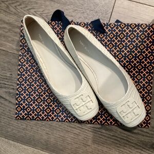 Tory Burch Georgia Flats Size 7 New Cream Worn Once